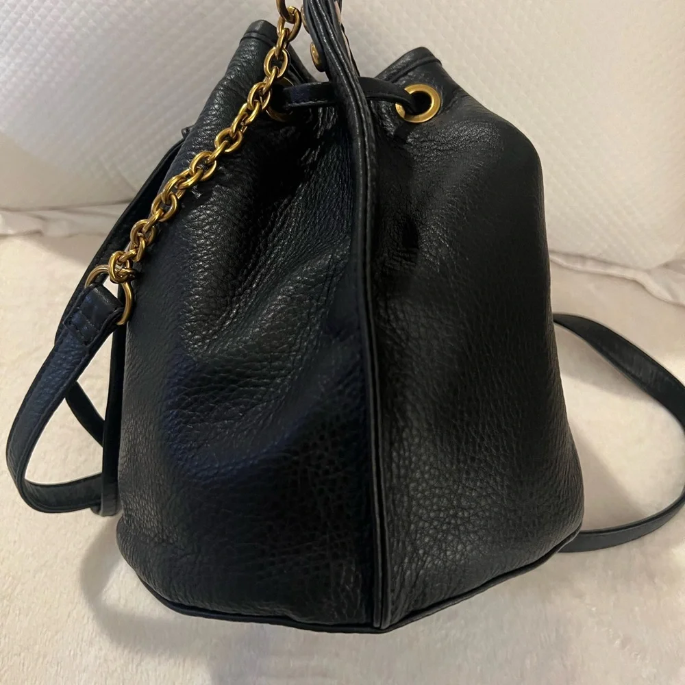 🩷 Hobo PIER BUCKET CROSSBODY IN BLACK Leather/ Gold Hardware🩷